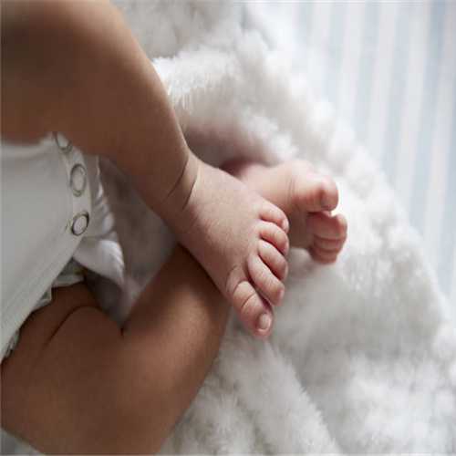 发烧后采用物理降温安全有效，宝宝、大人所用方法各不同